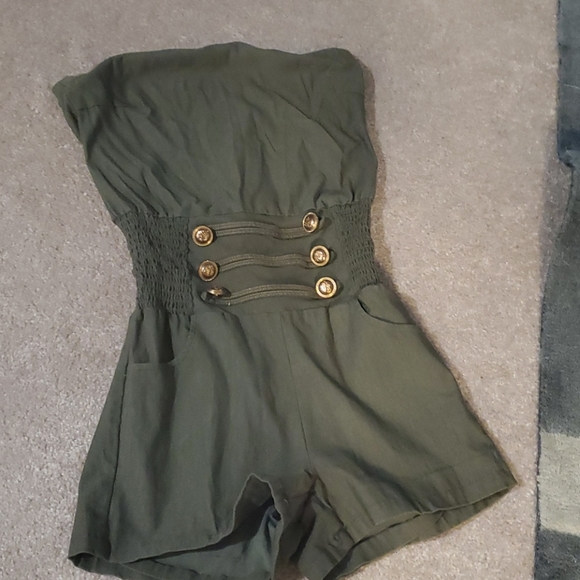 cute olive green romper with pockets & buttons - Picture 1 of 5